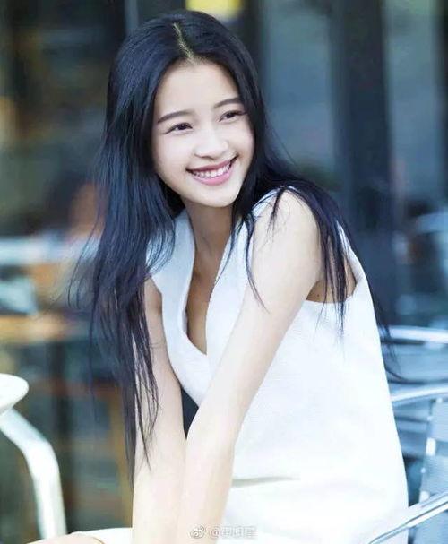 她在娱乐圈吃瓜,揭秘明星们的幕后故事